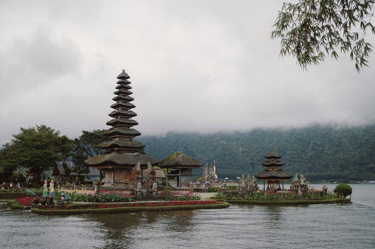 Momen keheningan bersama ribuan orang di Hari Raya Nyepi, Bali. (Pexels/Lucas Tran)