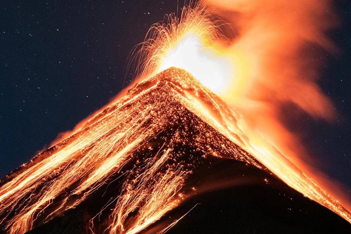 Momen langka saat gunung Etna meletus di malam hari. (Pexels/Luis D. Alvarez)