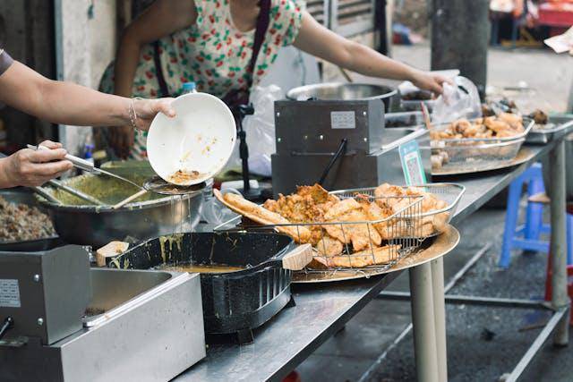 ilustrasi proses memasak pisang goreng madu (pexels.com/Nimit N)