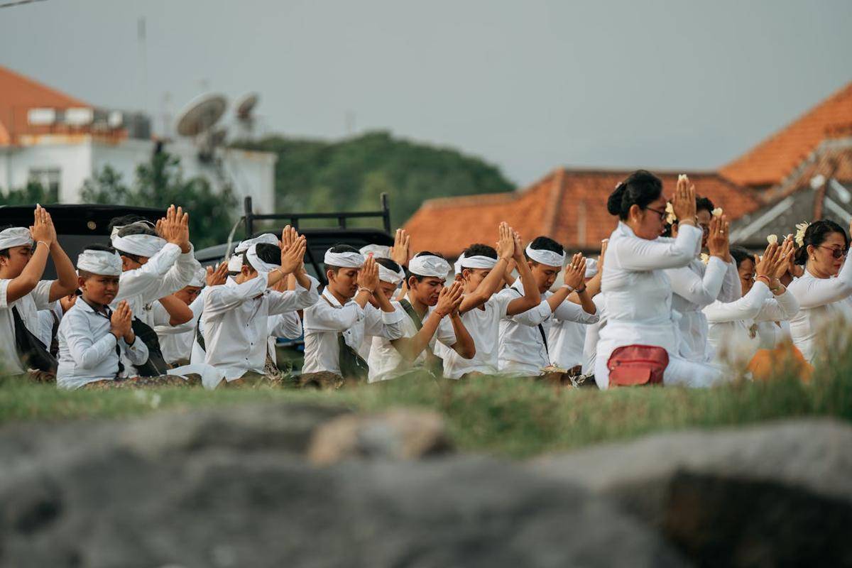 Momen keheningan bersama ribuan orang di Hari Raya Nyepi. (Pexels/el jusuf)