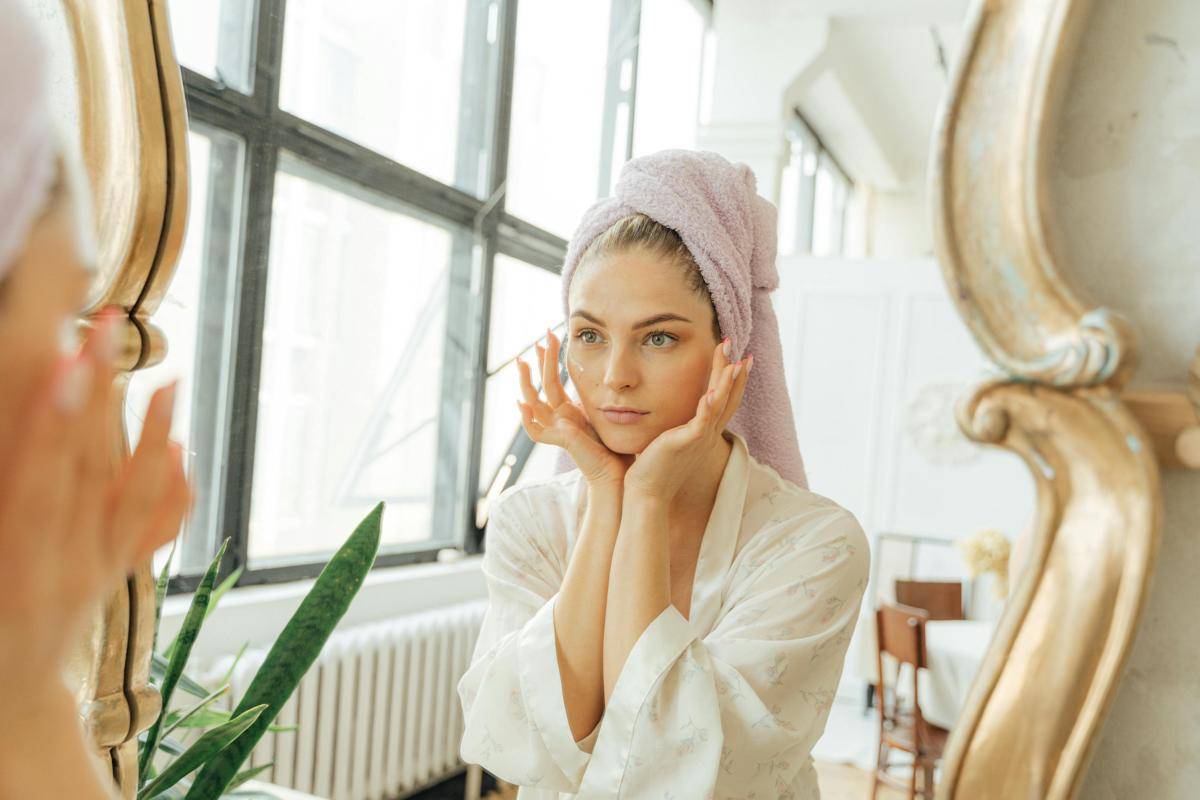 ilustrasi sedang menggunakan skincare (pexels.com/Antoni Shkraba Studio)