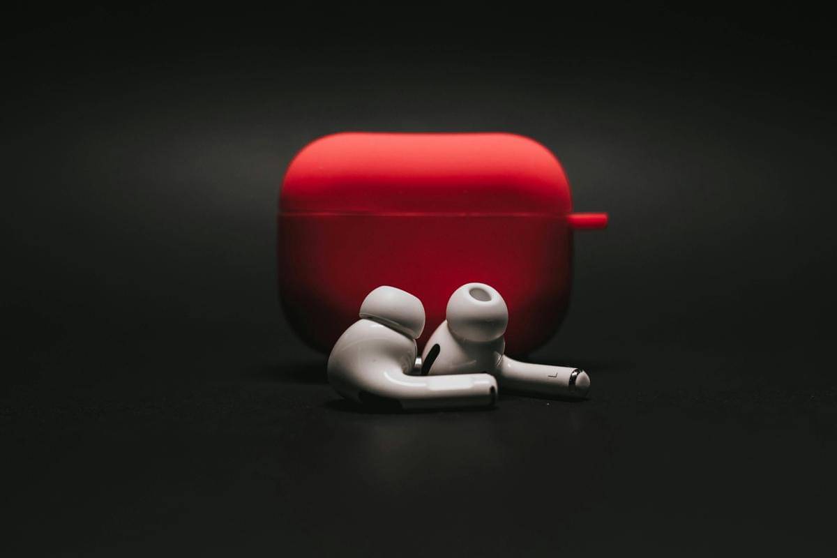 ilustrasi earphone penerjemah otomatis (pexels.com/soul ful)