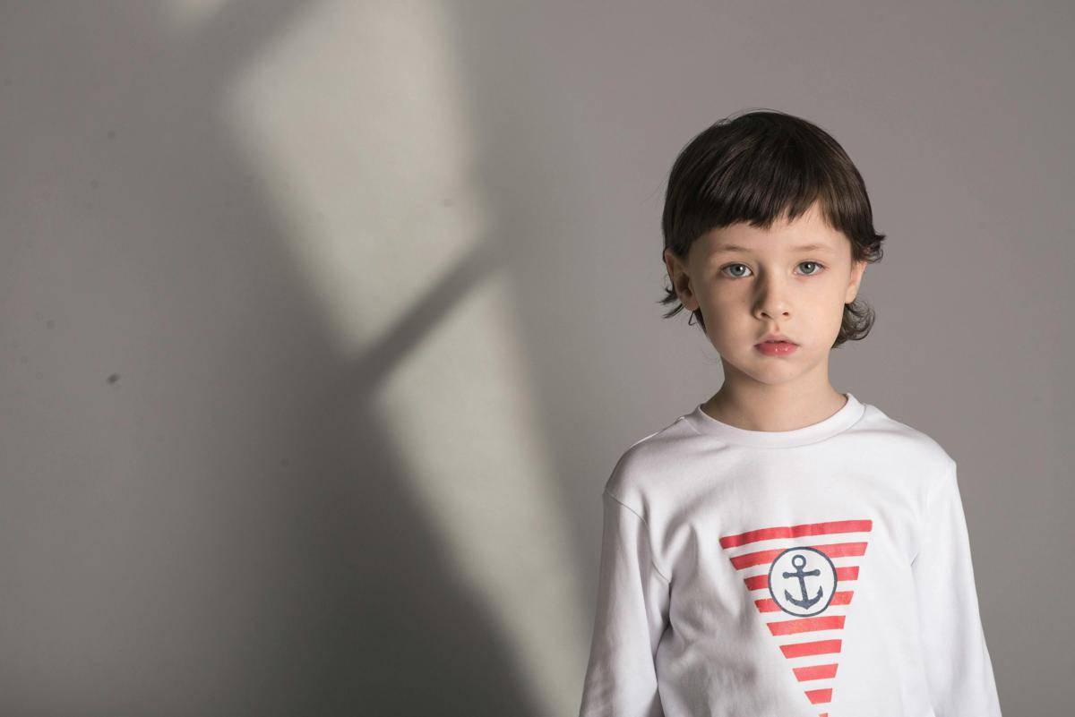 ilustrasi anak berbaju putih (pexels.com/Vika Glitter)