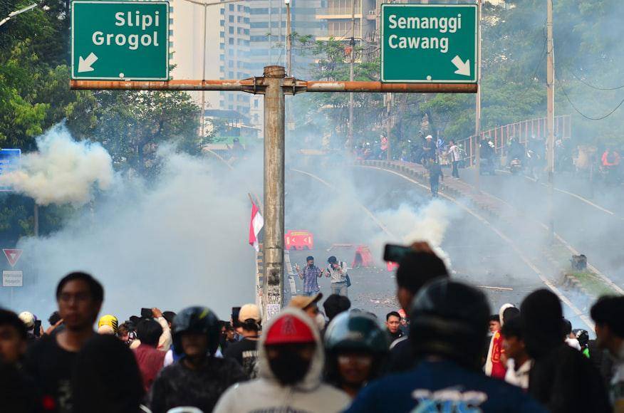 i gas air mata yang digunakan polisi di Indonesia saat aksi demo