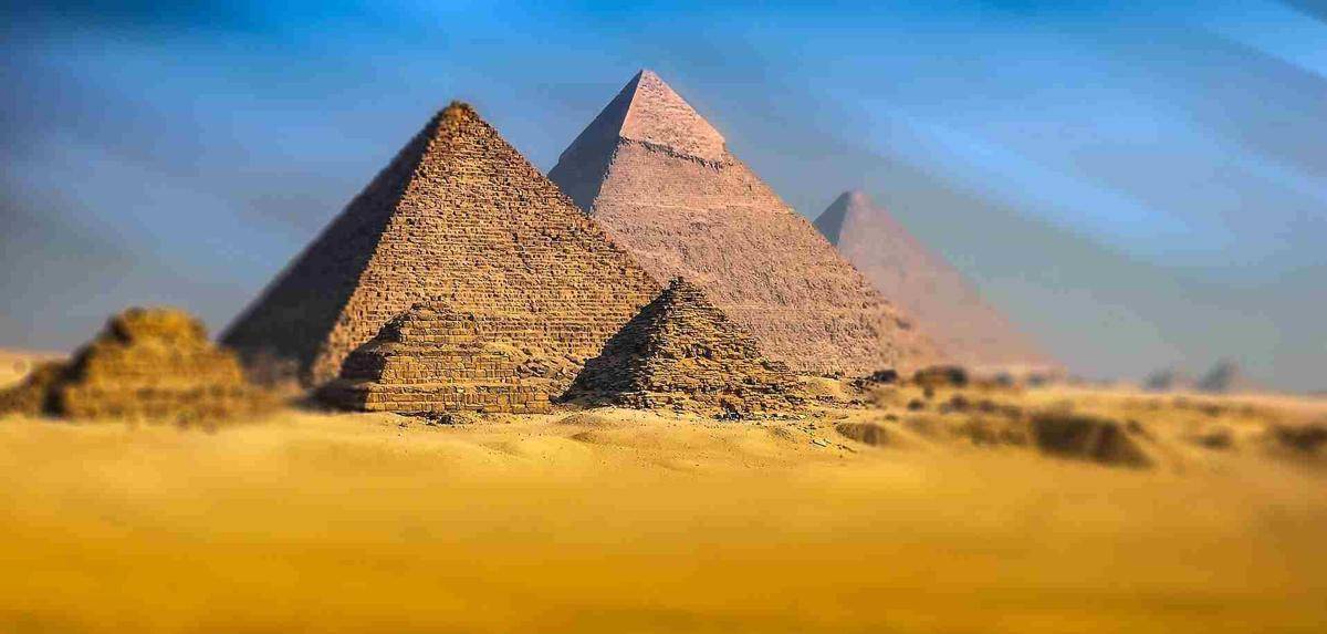 Ilustrasi Piramida Giza di Mesir 