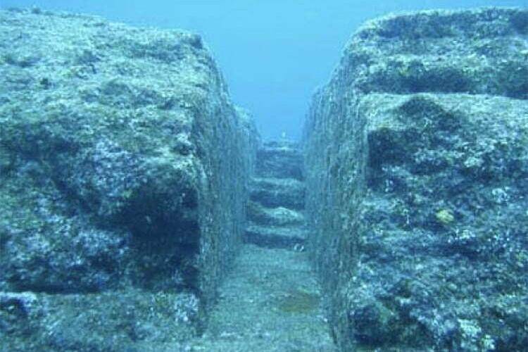 Misteri Yonaguni, reruntuhan bawah laut Jepang yang mirip Piramida. (marsemfim.com.br/ancient.origins.net)