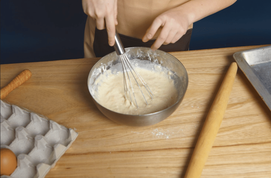 ilustrasi mengocok adonan