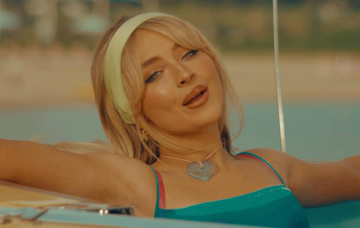 Sabrina Carpenter dalam musik video Espresso