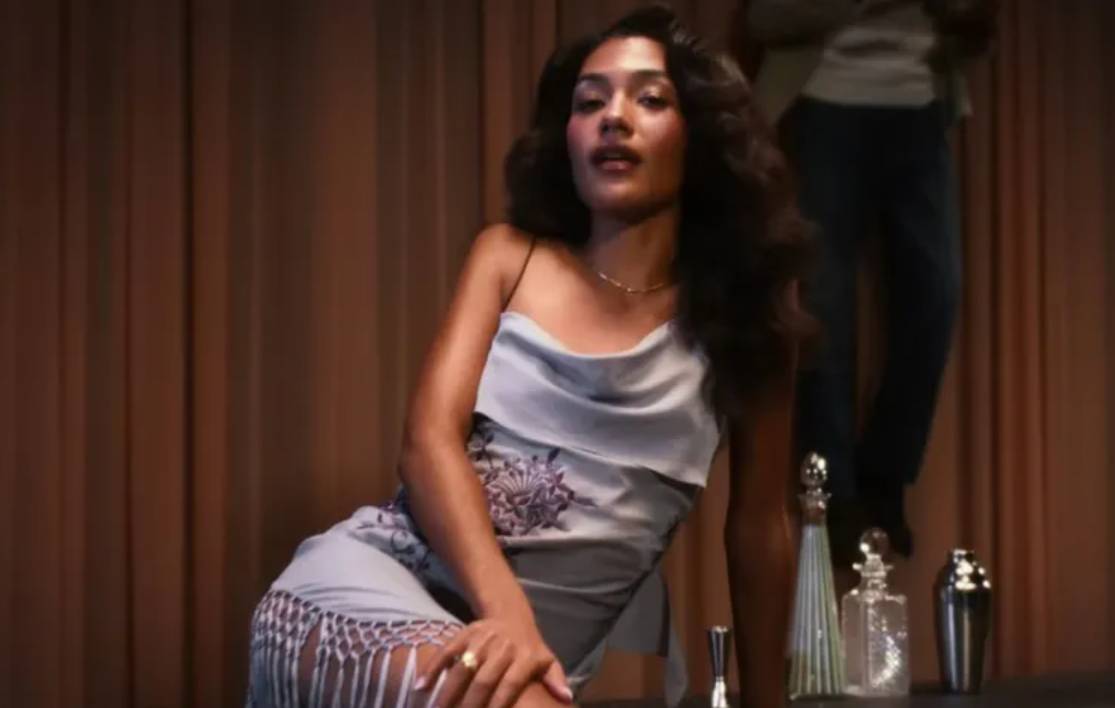 Olivia Dean dalam musik video "Man I Need"