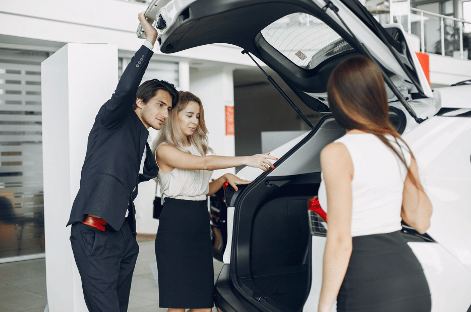 ilustrasi membeli mobil (freepik.com/prostooleh)