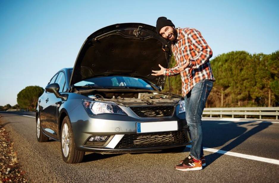 ilustrasi mobil mogok (freepik.com/wayhomestudio)
