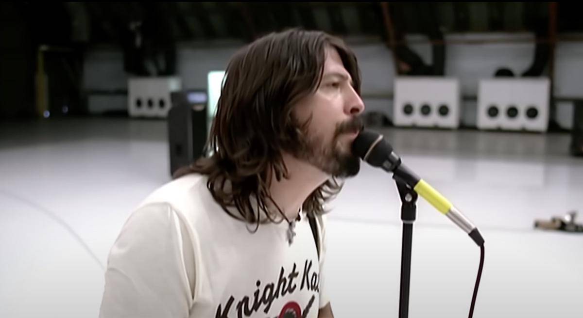 Dave Grohl dalam video musik "The Pretender"
