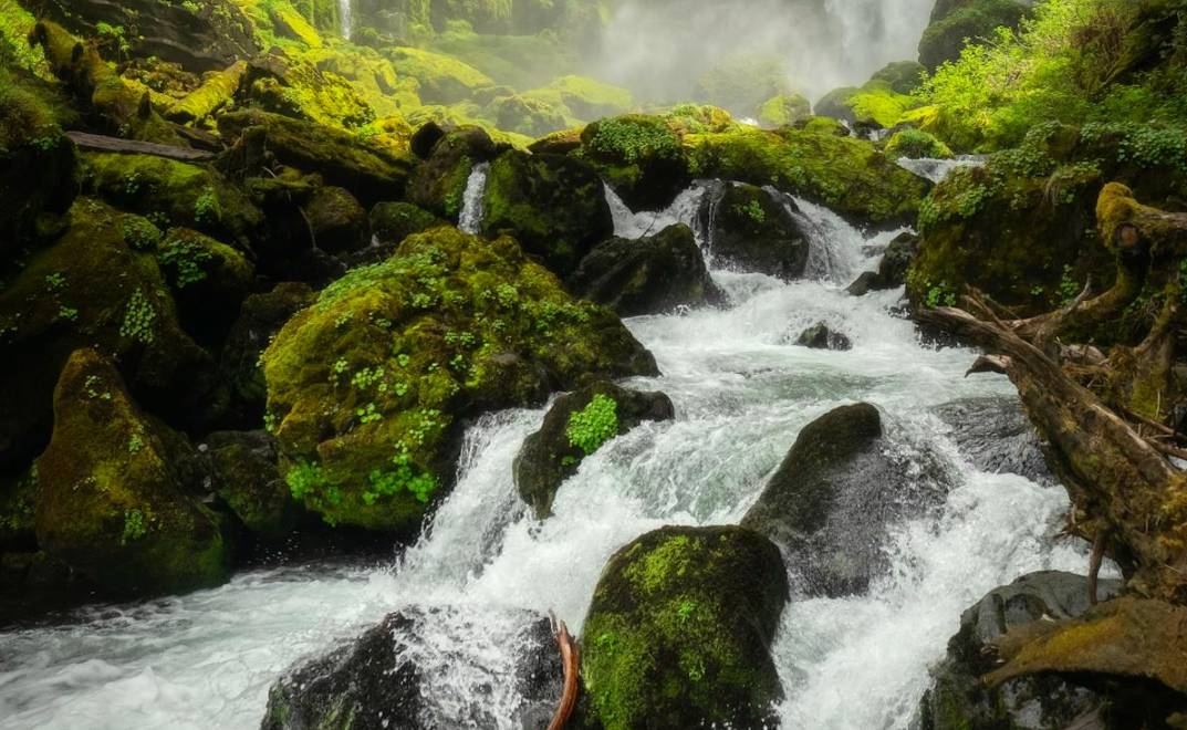 ilustrasi bebatuan di air terjun (pexels.com/Avery Nielsen-Webb)