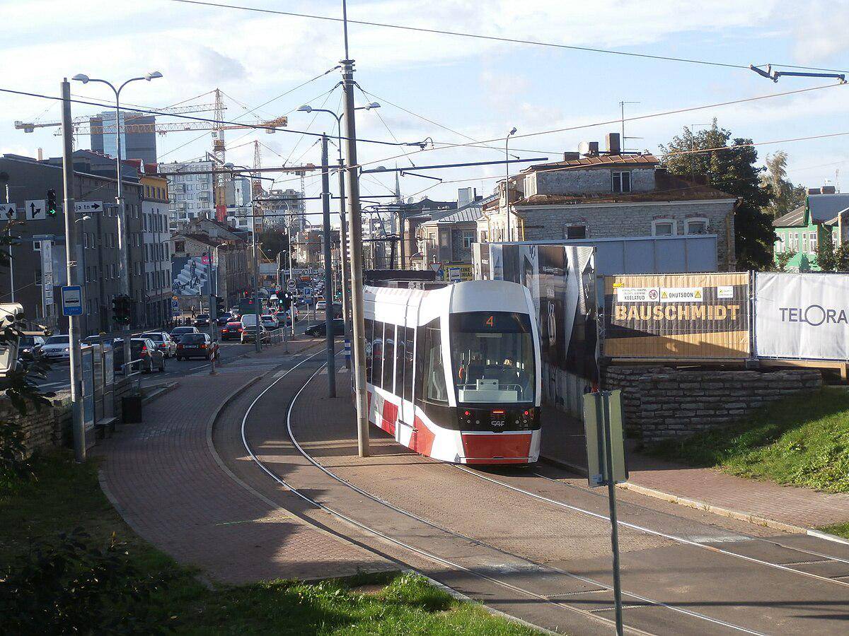 potret Trem 513 di pemberhentian Lubja Tram di Tallinn