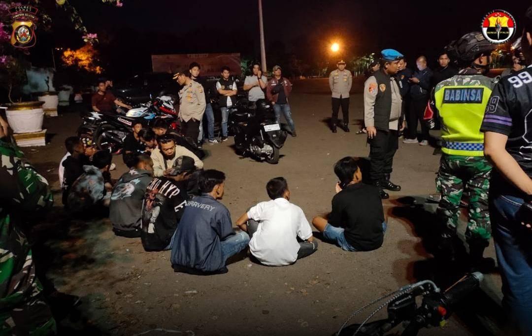 Segerombolan pemuda terciduk bawa bom molotov dan petasan. (Dok. Polres Lahat)