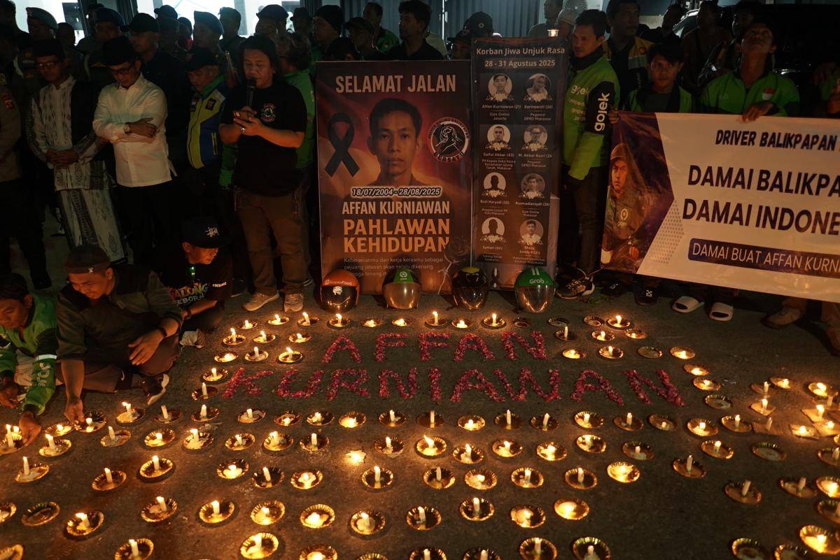 Ratusan pengemudi ojol di Balikpapan menyalakan lilin sebagai simbol duka atas meninggalnya Affan Kurniawan.