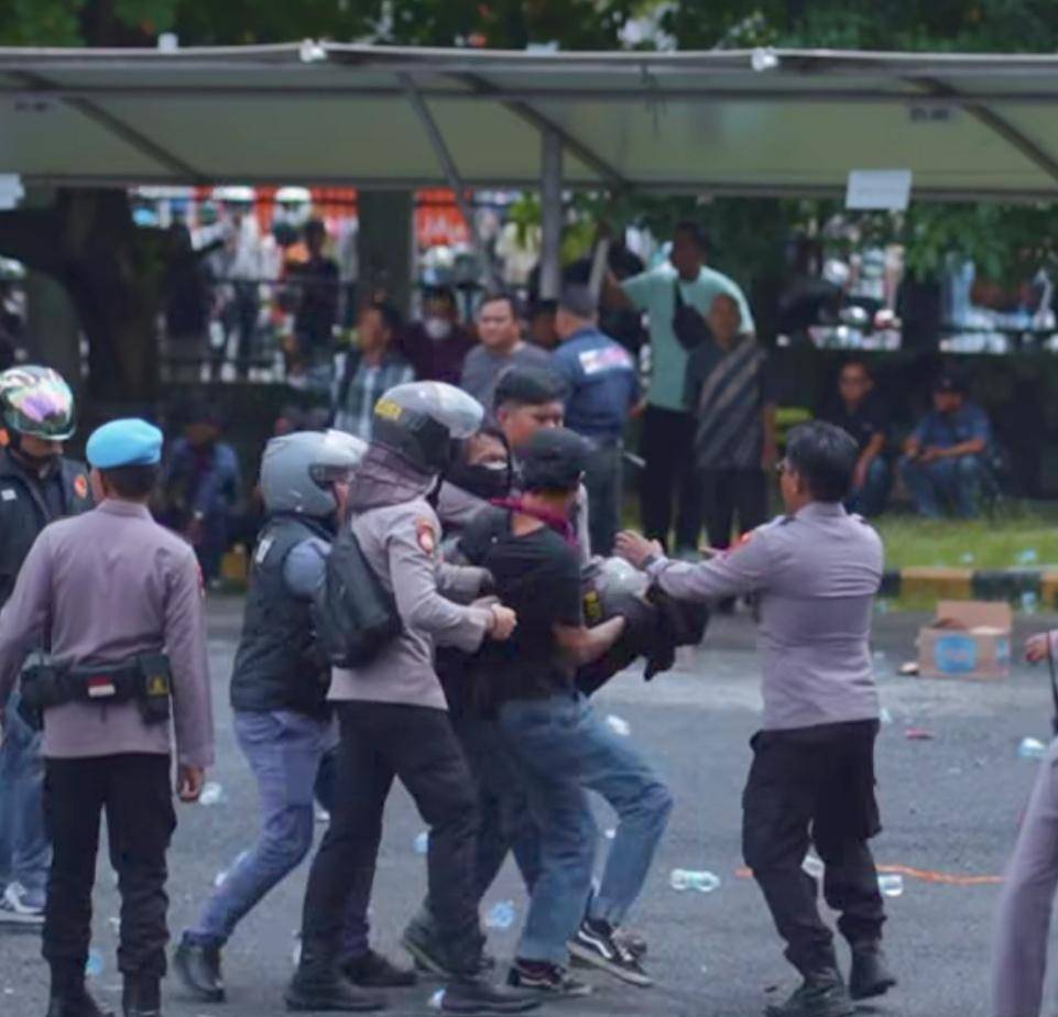 Petugas kepolisian saat menghadapi para pendemo dalam unjuk rasa di DPRD OKU. (Instagram: baturajaupdate)