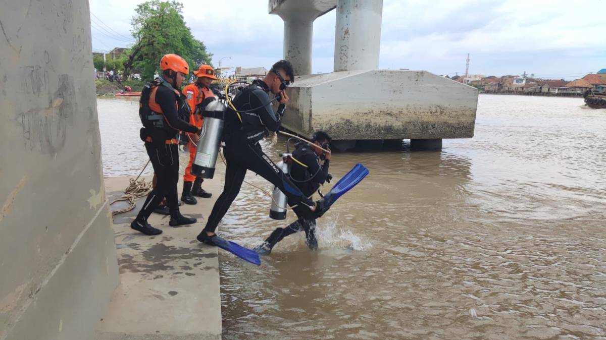 Operasi pencarian dua bocah tenggelam di aliran Sungai Ogan Palembang (Dok: Basarnas Palembang)