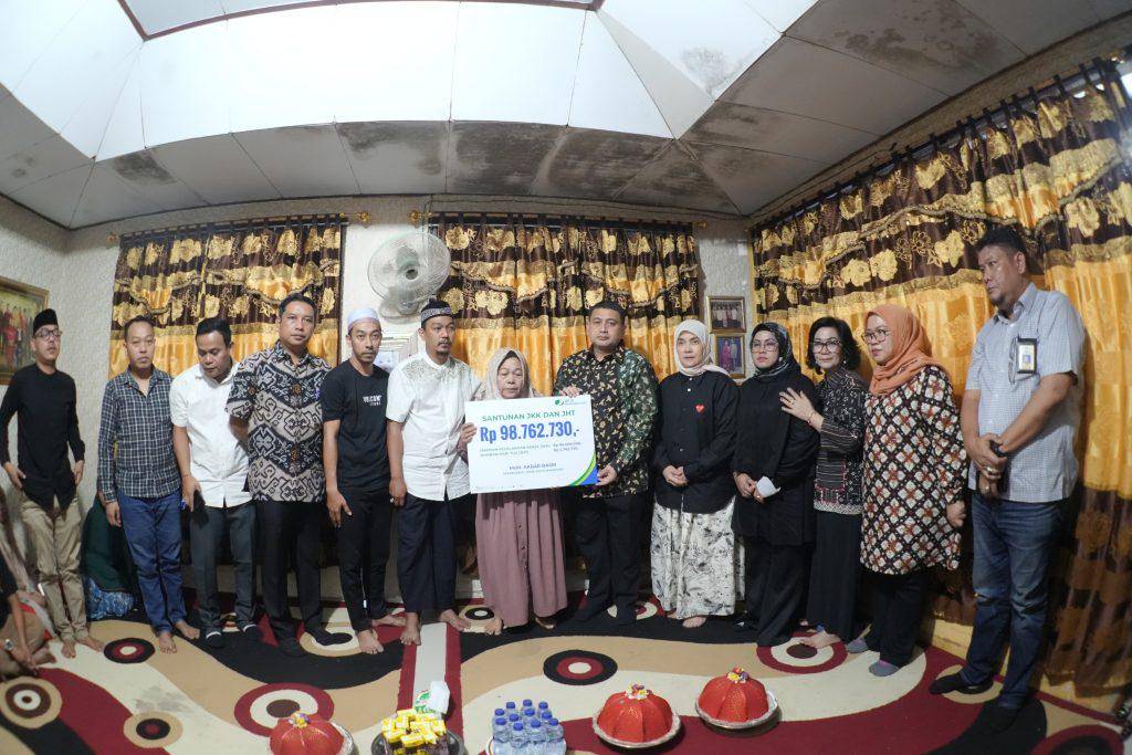 Pemerintah Kota Makassar menyerahkan santunan dari BPJS Ketenagakerjaan kepada M. Akbar Basri alias Abay, salah satu korban dalam kebakaran Kantor DPRD Makassar. (Dok. Humas Pemkot Makassar)