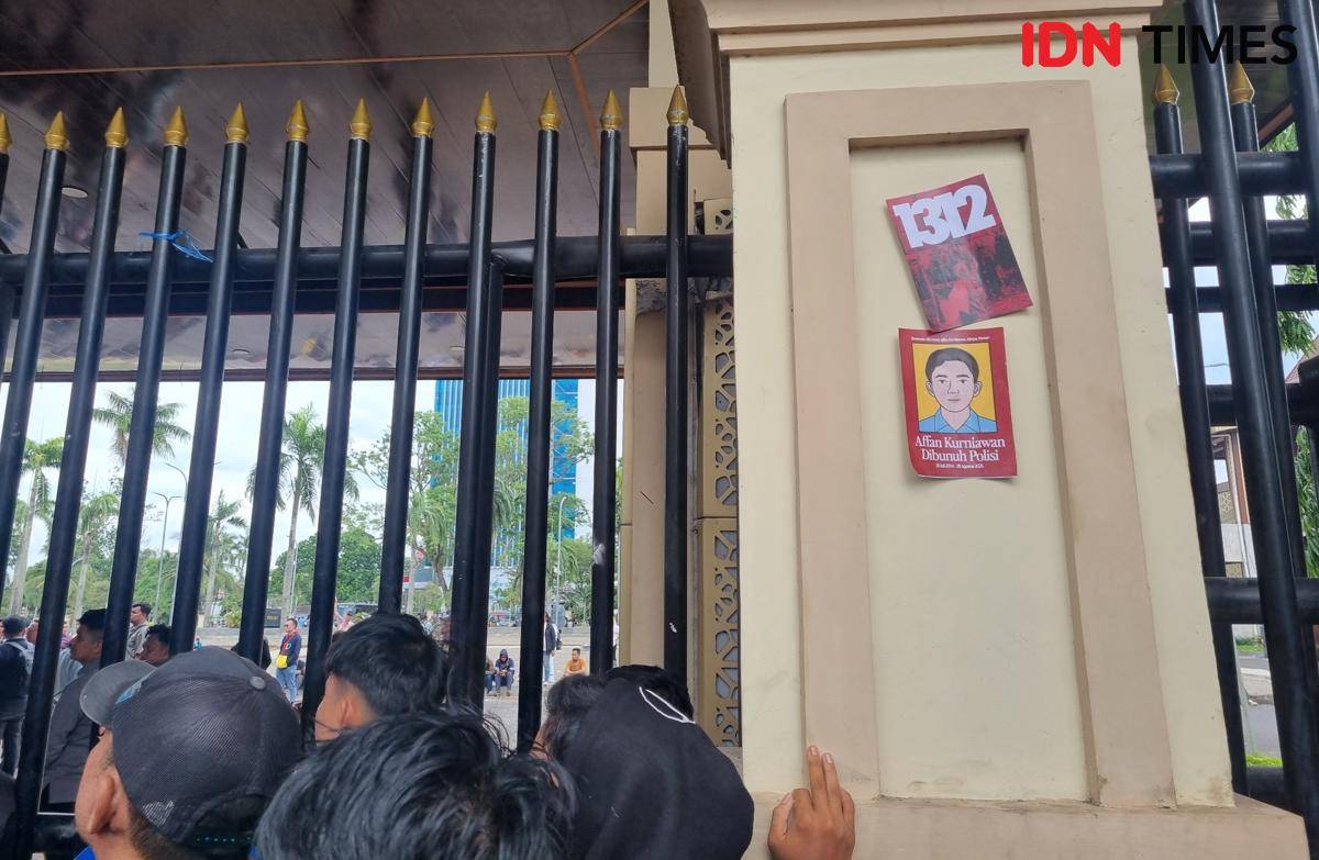 Aksi demonstrasi mahasiswa di depan gedung DPRD Sumsel (IDN Times/Rangga Erfizal)