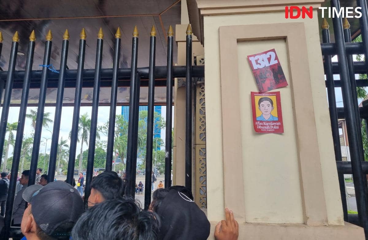 Aksi demonstrasi mahasiswa di depan gedung DPRD Sumsel (IDN Times/Rangga Erfizal)