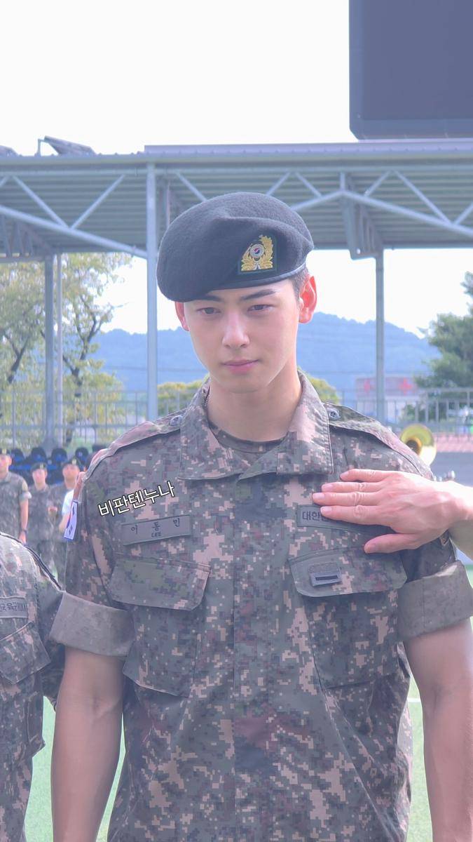 Cha Eun Woo jadi komandan upacara kelulusan pelatihan dasar