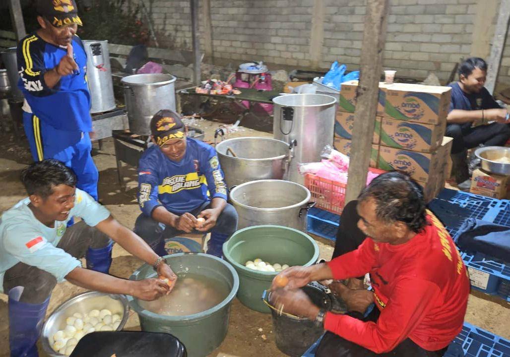 Anggota Tagana diturunkan membantu menyediakan konsimsi petugas Tim SAR. (Mc Kalsel)
