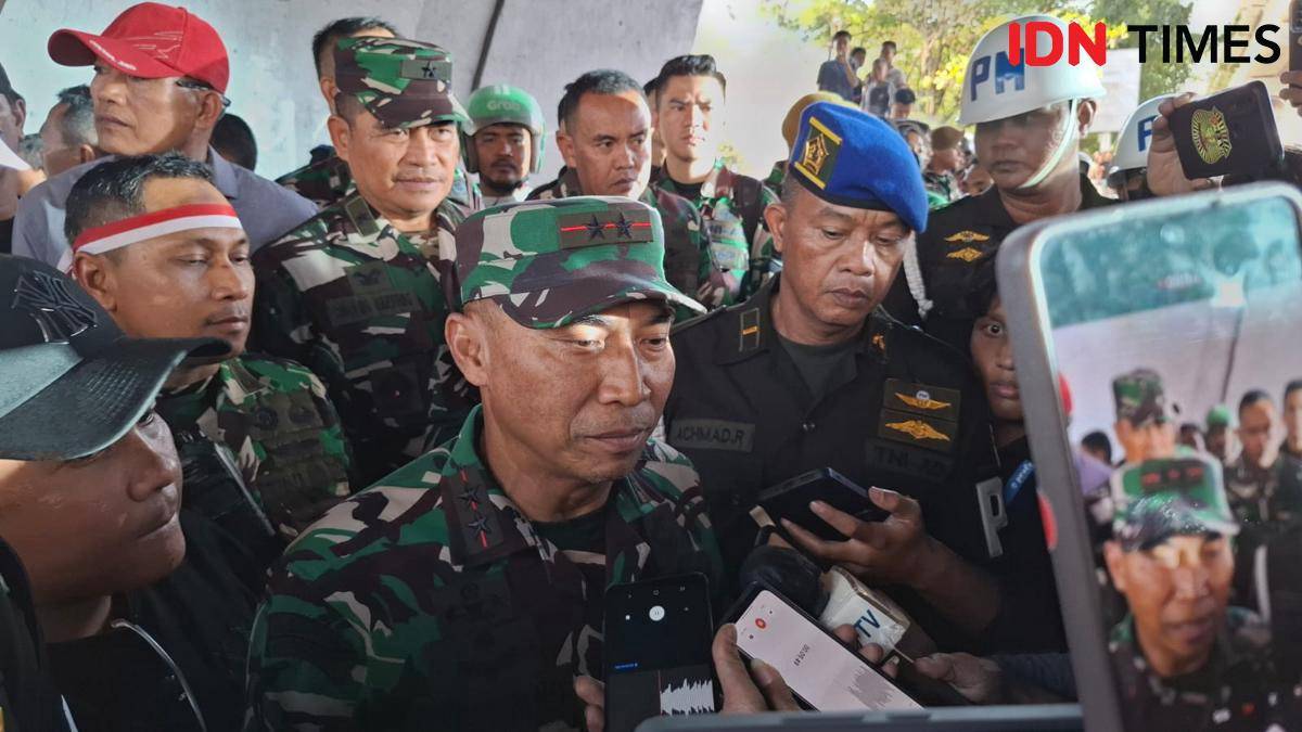 Pangdam XIV Hasanuddin, Mayjen TNI Windiyatno saat turun langsung memantau aksi demo mahasiswa di Flyover Makassar, Senin (1/9/2025). IDN Times/Darsil Yahya