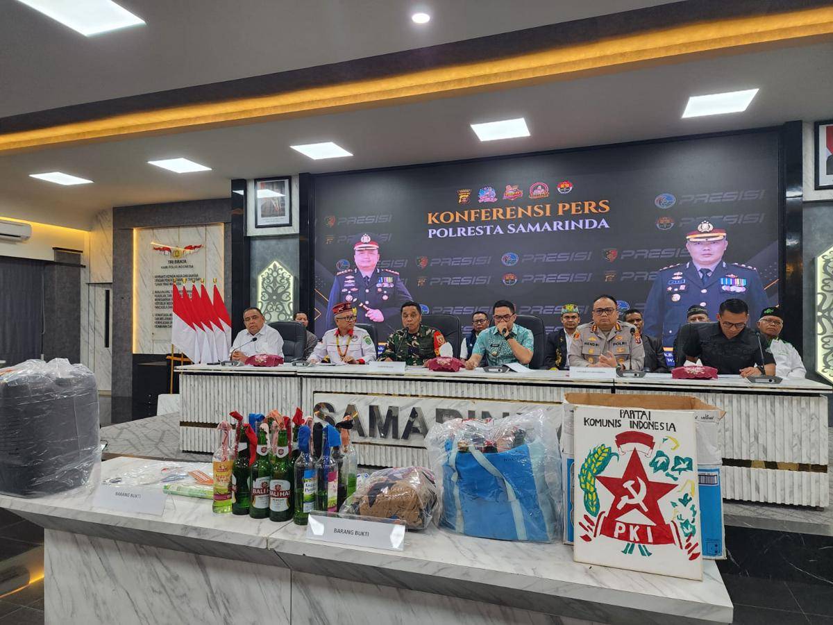 Konferensi pers penangkapan sejumlah mahasiswa Unmul sebelum demo 1 September 2025. Salah satu barang bukti adalah lukisan PKI.