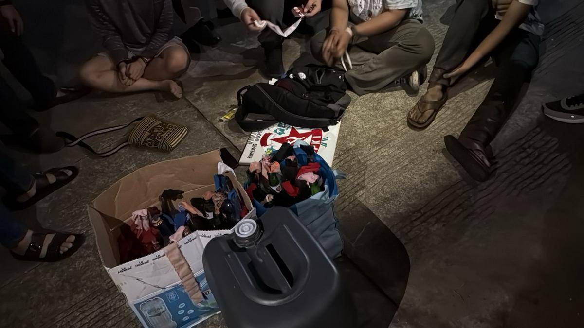 Konferensi pers penangkapan sejumlah mahasiswa Unmul sebelum demo 1 September 2025. Salah satu barang bukti adalah lukisan PKI.