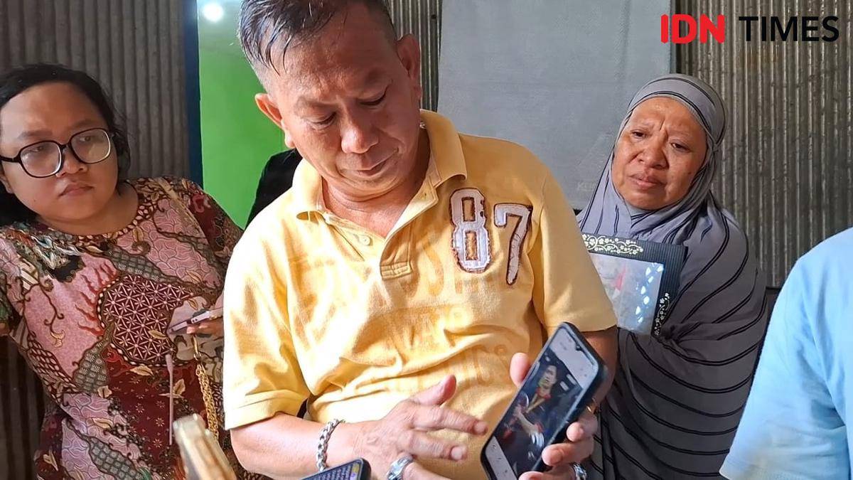 Rustam (tenah), ayahanda Rusdamdiansyah alias Dandi, pengemudi ojol yang tewas akibat dikeroyok oleh massa pada Jumat, 29 Agustus 2025 lalu. IDN Times/Darsil Yahya