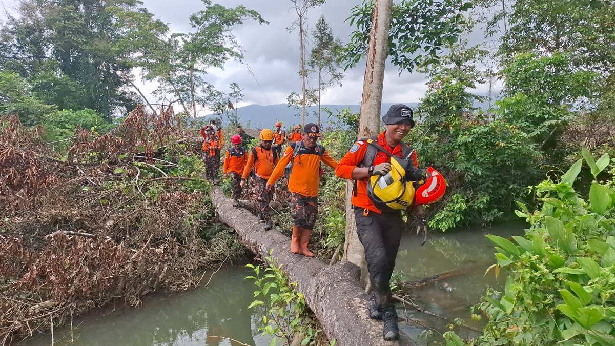 Hari kedua Tim SAR gabungan melakukan pencarian helikopter yang hilang kontak di kawasan Mantewe, Kabupaten Tanah Bumbu, Kalsel, Selasa (2/9/2025). (Dok/Basarnas Banjarmasin)