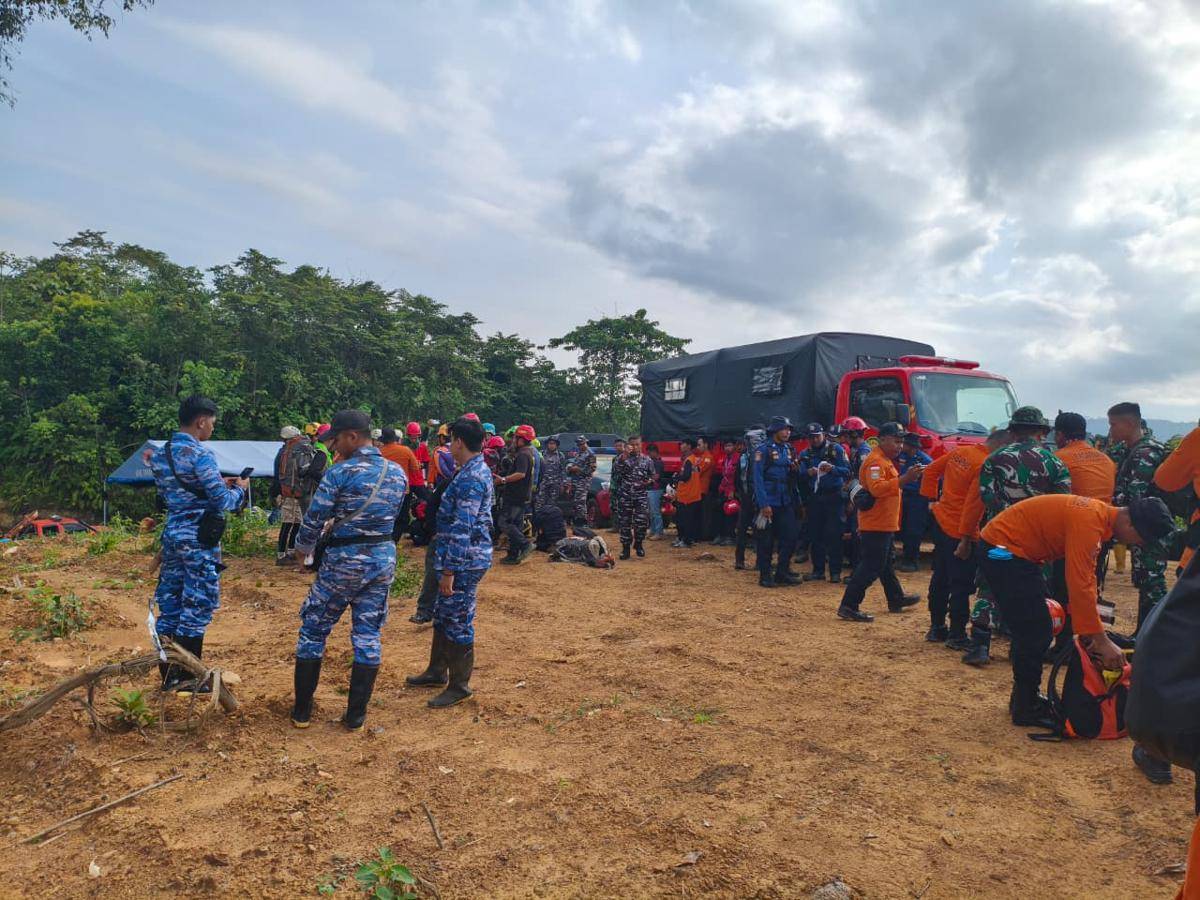 Tim SAR gabungan dikerahkan mencari helikopter yang hilang kontak di kawasan Mantewe, Tanah Bumbu, Kalsel. (Basarnas Banjarmasin)