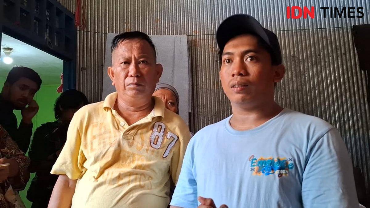 Rustam (kiri), ayahanda Rusdamdiansyah alias Dandi, pengemudi ojol yang tewas akibat dikeroyok oleh massa pada Jumat, 29 Agustus 2025 lalu. IDN Times/Darsil Yahya