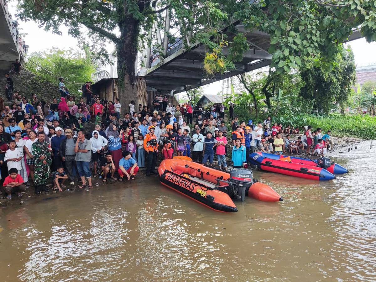 Operasi pencarian dua bocah tenggelam di aliran Sungai Ogan Palembang (Dok: Basarnas Palembang)