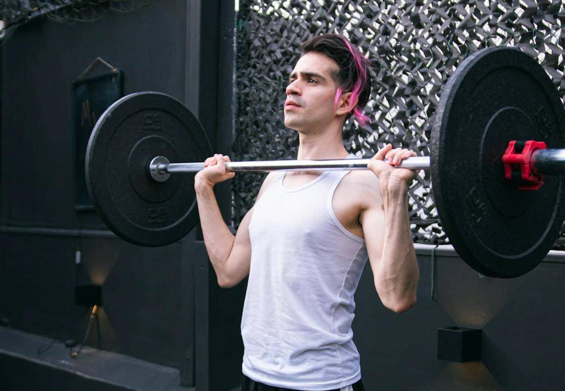 ilustrasi barbell shoulder press (pexels.com/Ali Alcántara)