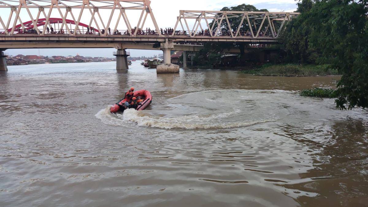 Operasi pencarian dua bocah tenggelam di aliran Sungai Ogan Palembang (Dok: Basarnas Palembang)