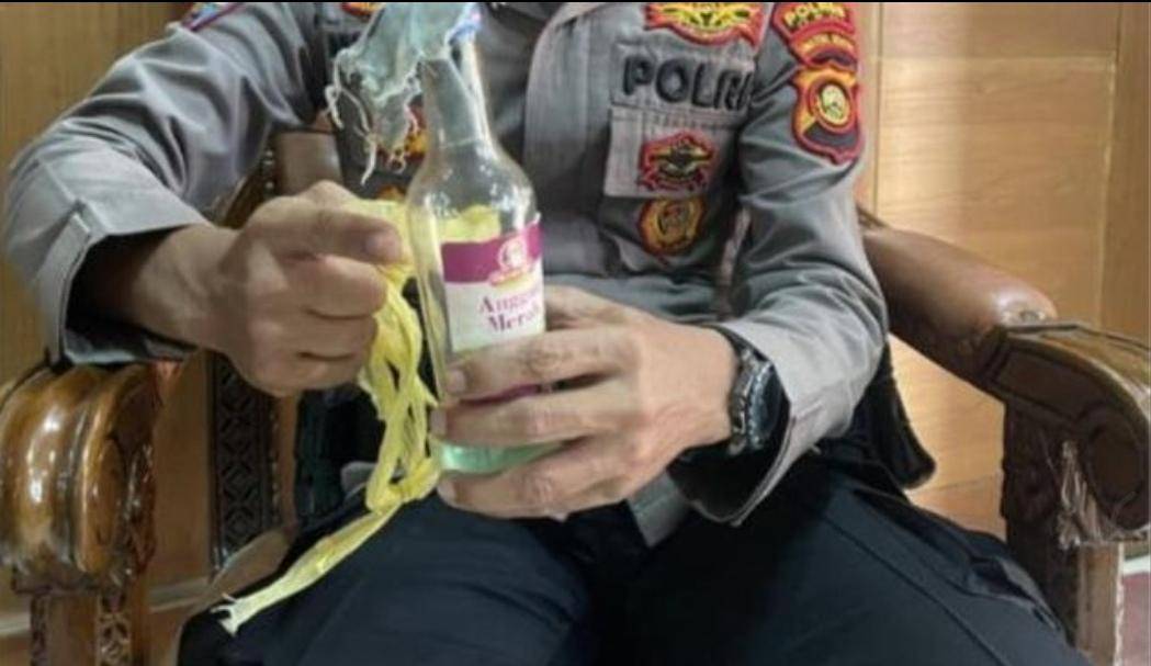 Polisi menyita bom molotov dalam aksi demo di DPRD OKU. (Dok. Polres OKU)