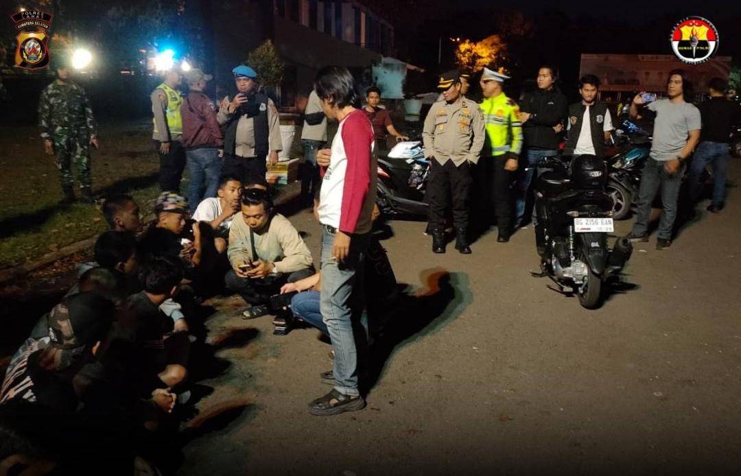 Segerombolan pemuda terciduk bawa bom molotov dan petasan. (Dok. Polres Lahat)