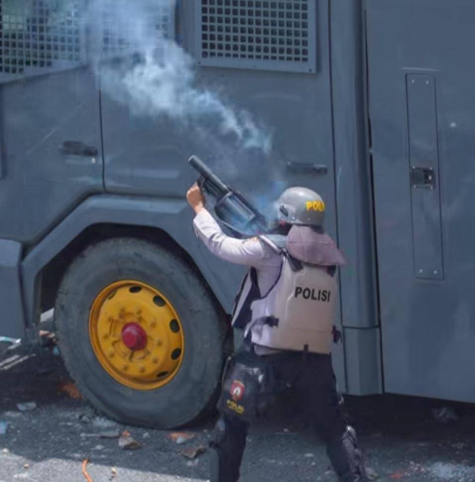 Petugas kepolisian saat menghadapi para pendemo dalam unjuk rasa di DPRD OKU. (Instagram: baturajaupdate)