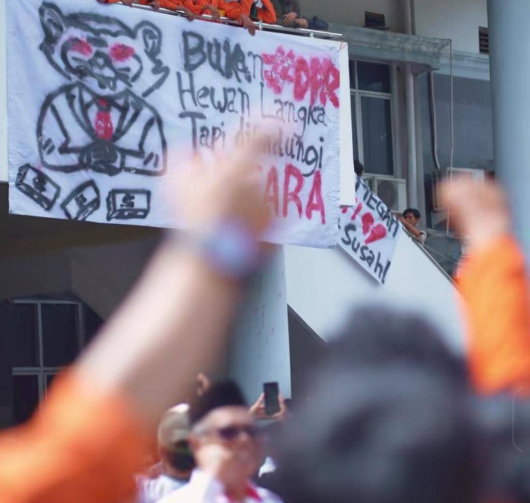 Suasana demo di DPRD OKU. (Instagram: baturajaupdate)