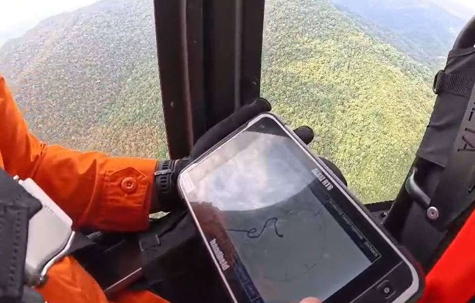 Hari kedua Tim SAR gabungan melakukan pencarian helikopter yang hilang kontak di kawasan Mantewe, Kabupaten Tanah Bumbu, Kalsel, Selasa (2/9/2025). (Dok/Basarnas Banjarmasin)