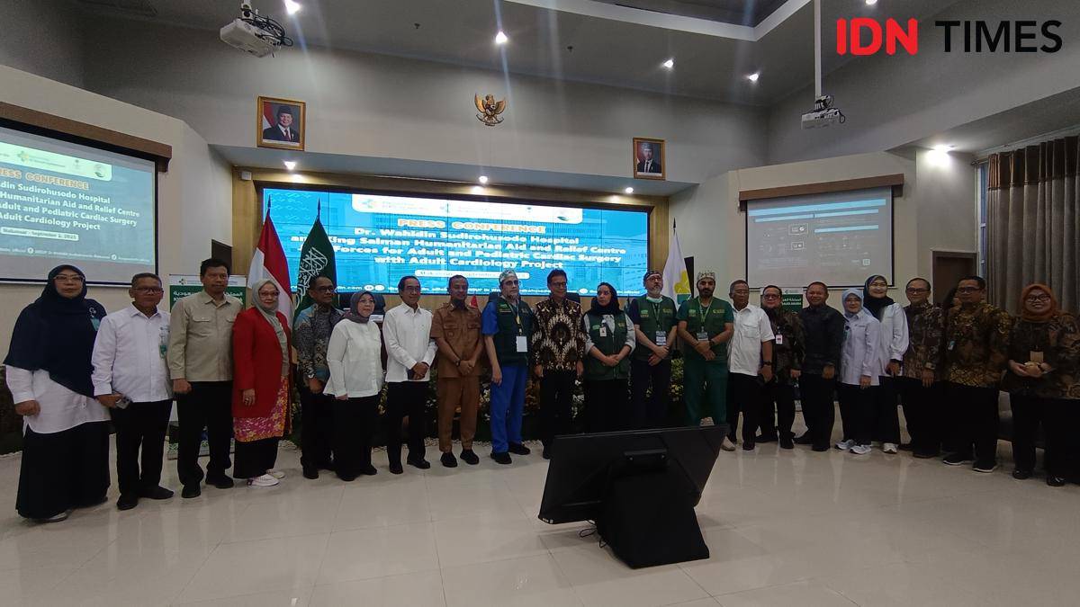Foto bersama usai pemaparan kerja sama layanan operasi jantung dengan King Salman Humanitarian Aid and Relief Arab Saudi, di RSUP Dr Wahidin Sudirohusodo, Makassar, Selasa (2/9/2025)
