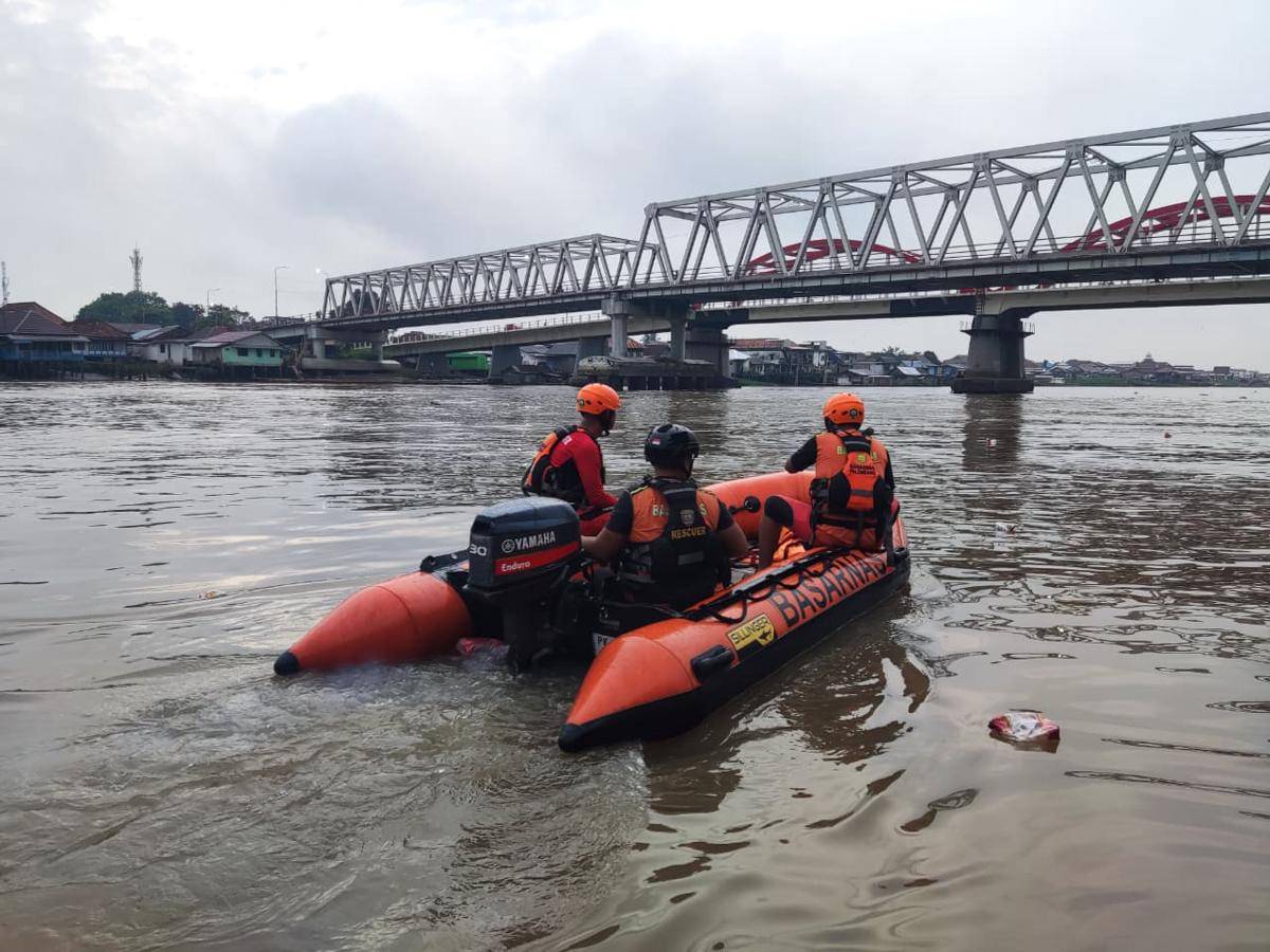 Operasi pencarian dua bocah tenggelam di aliran Sungai Ogan Palembang (Dok: Basarnas Palembang)