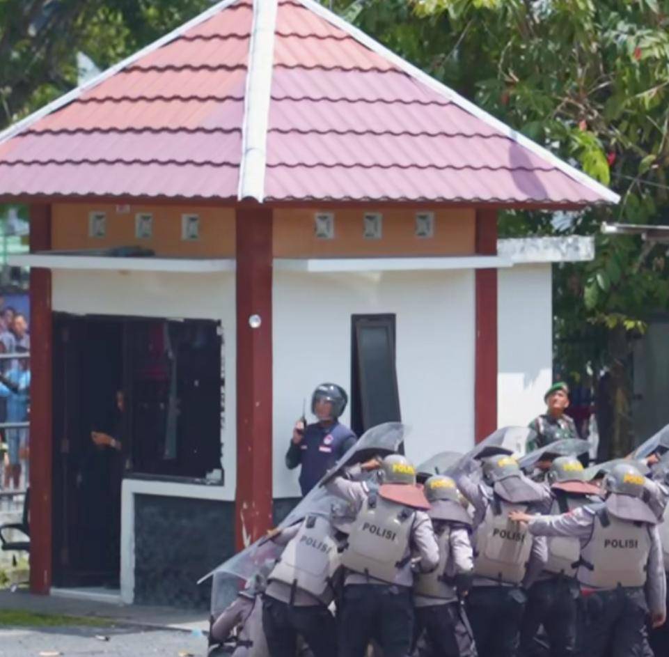 Petugas kepolisian saat menghadapi para pendemo dalam unjuk rasa di DPRD OKU. (Instagram: baturajaupdate)