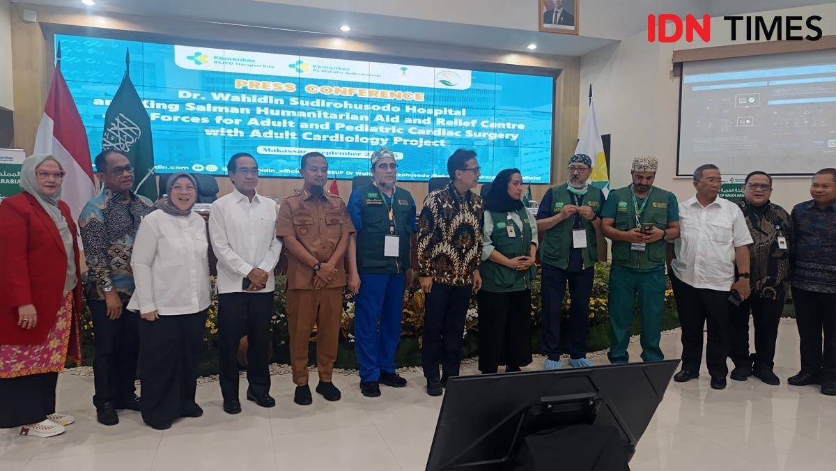Foto bersama usai pemaparan kerja sama layanan operasi jantung dengan King Salman Humanitarian Aid and Relief Arab Saudi, di RSUP Dr Wahidin Sudirohusodo, Makassar, Selasa (2/9/2025).