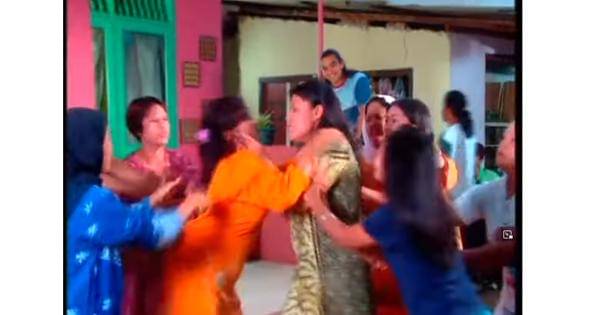 Suroso menonton perkelahian para tetangganya - FTV Hidayah