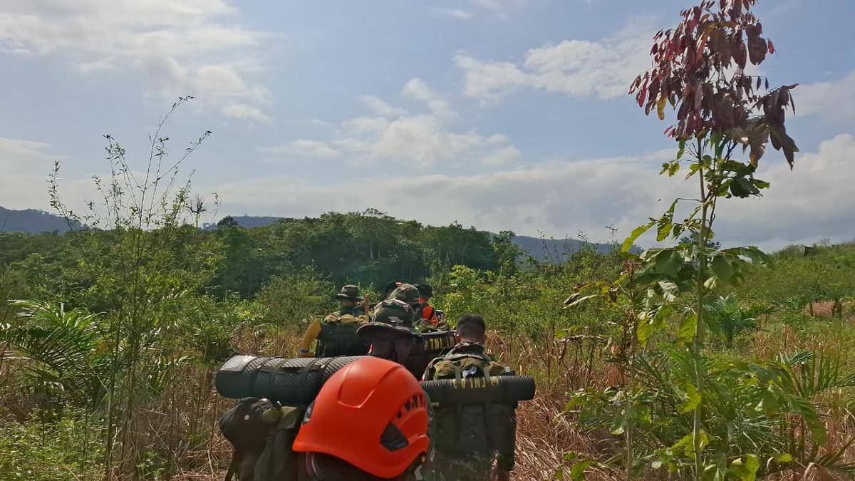 Hari kedua Tim SAR gabungan melakukan pencarian helikopter yang hilang kontak di kawasan Mantewe, Kabupaten Tanah Bumbu, Kalsel, Selasa (2/9/2025). (Dok/Basarnas Banjarmasin)