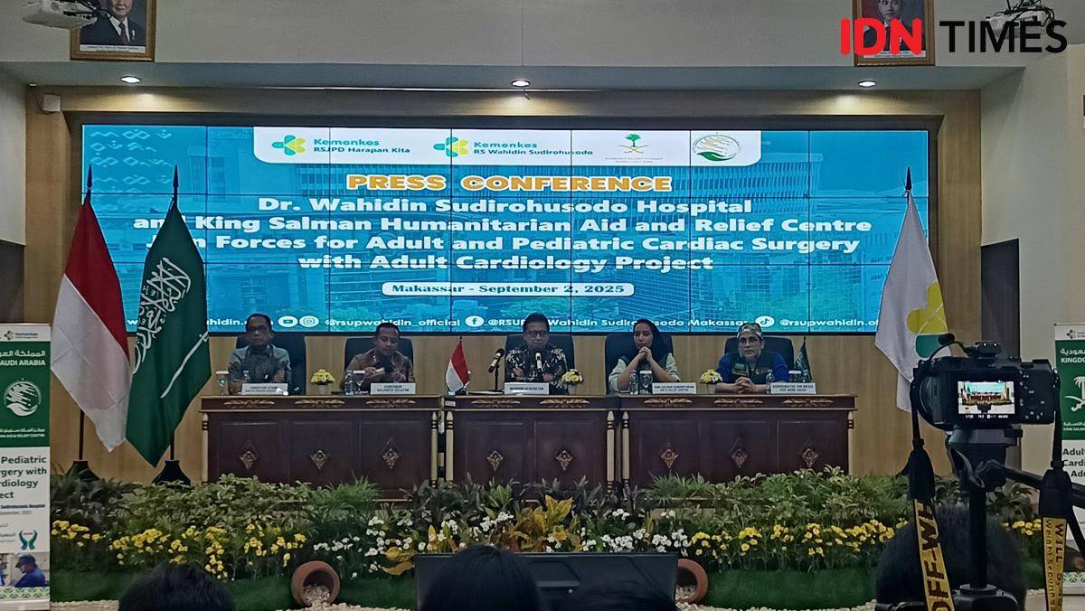 Konferensi pers pemaparan kerja sama layanan operasi jantung dengan King Salman Humanitarian Aid and Relief Arab Saudi, di RSUP Dr Wahidin Sudirohusodo, Makassar, Selasa (2/9/2025). (IDN Times/Asrhawi Muin)