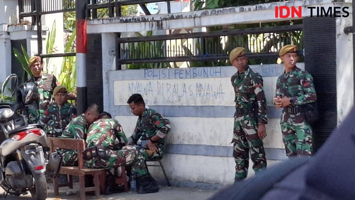 Pasukan TNI diterjunkan mengamankan aksi demonstrasi mahasiswa di Makassar, Senin (1/9/2025). IDN Times/Darsil Yahya